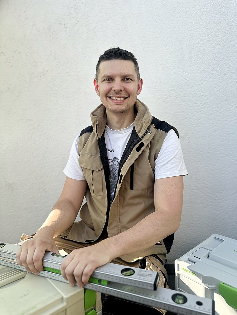 Pavlo Petrenko, Inhaber von Q-Küchenmontage, mit Wasserwaage