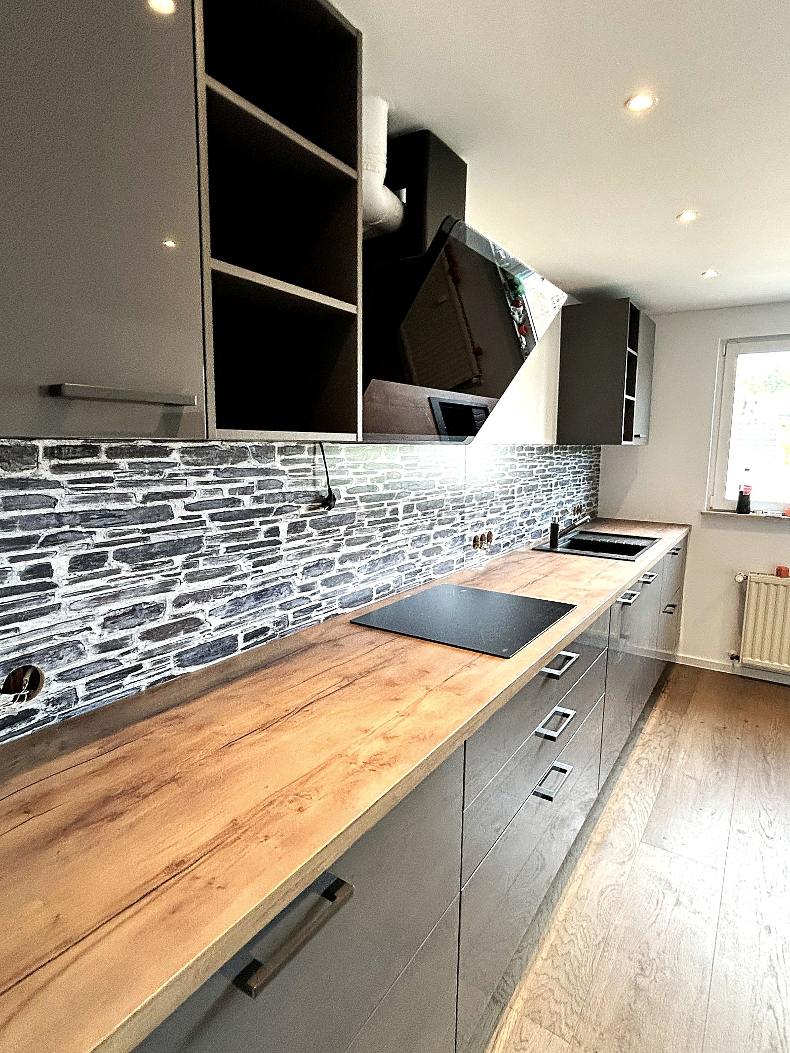 Moderne Küche mit fachgerecht angeschlossenen Elektrogeräten