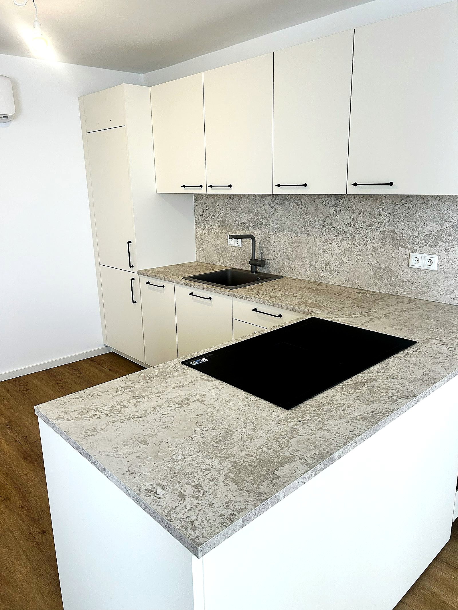 Fertig aufgebaute weiße IKEA-Küche mit Eiche-Arbeitsplatte